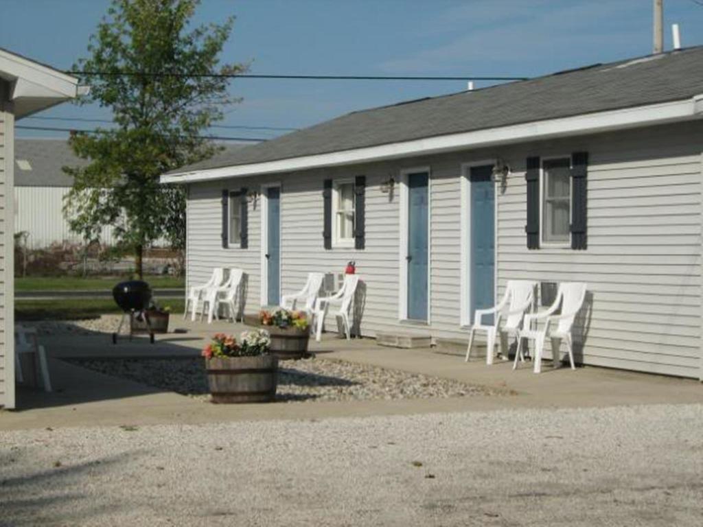 White Caps Motel Port Clinton Room photo